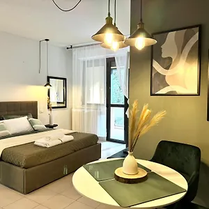Elegant With Balcony, Free Parking, & Wifi Appartamento
